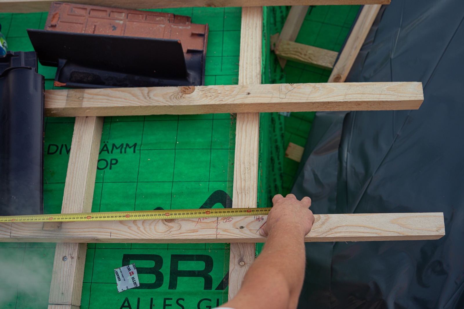 Aufmaß einer Holzkonstruktion beim Dachausbau