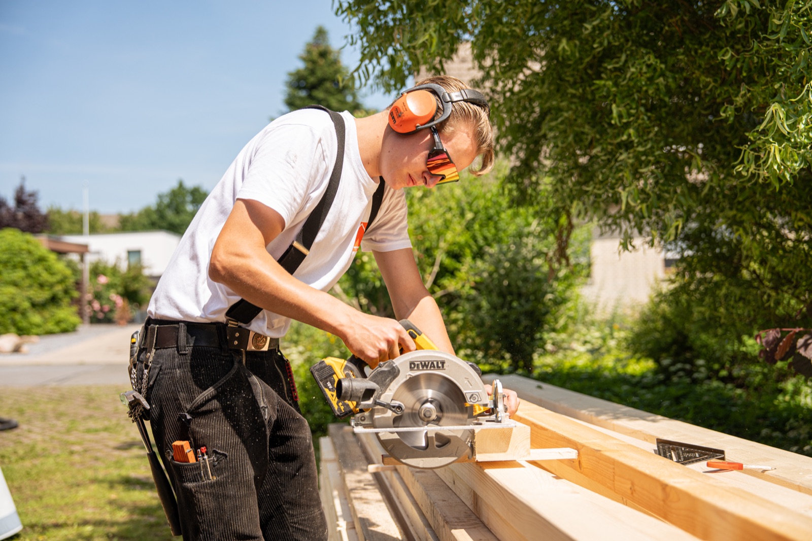 Zimmerer bei der Holzarbeit für einen Dachgeschossausbau